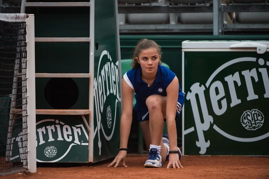 Elena Bleicher - Ramasseuse de balles - Roland-Garros 2016 - Pauline Ballet FFT.png