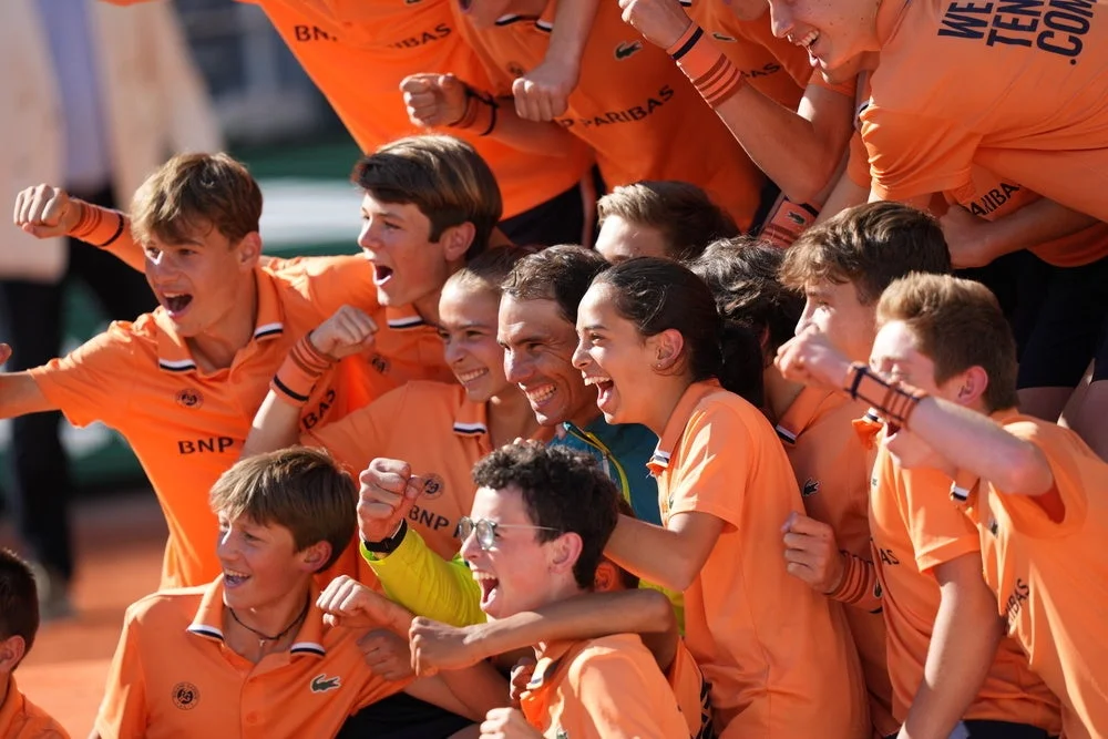 Rafael Nadal en compagnie des ramasseurs de balles / Roland-Garros 2022 - ©Cédric Lecocq / FFT